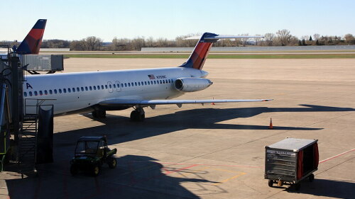 Delta_Air_Lines_aircraft_at_Minneapolis-Saint_Paul_International_Airport_2.jpg